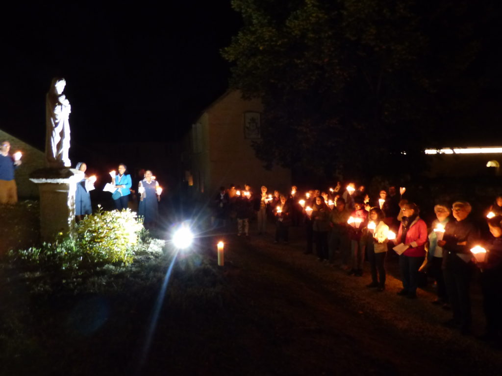 5° mystère devant la statue de Marie