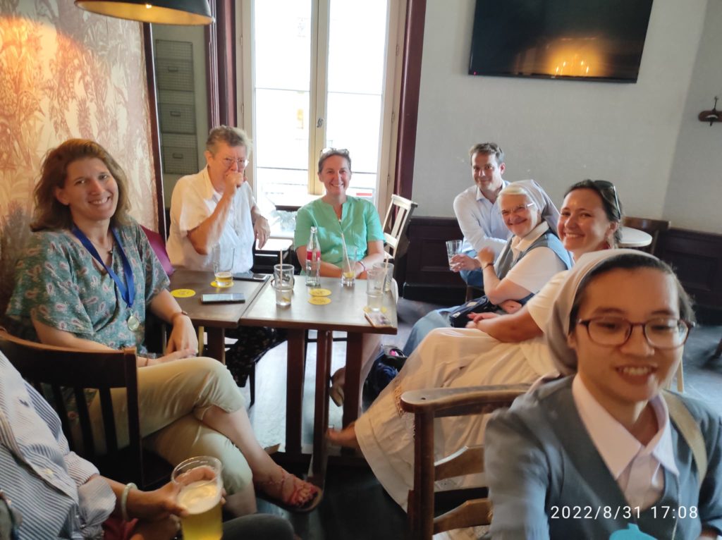 et assoiffés par cette chaude journée. Petite halte dans un pub en plein Paris. Histoire de se croire encore un peu en vacances !